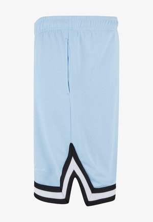 Hellblaue Sportshorts aus atmungsaktivem Meshstoff, mit schwarzen und weißen Akzenten, einer Seitentasche und einem V-förmigen Saum.