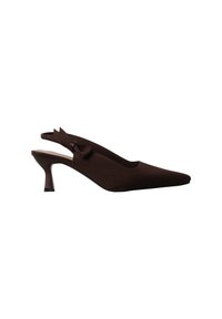 Chaussure slingback marron à bout pointu, talon kitten bas et tissu texturé avec un petit nœud décoratif près de la bride.