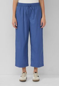 Pantaloni blu a gamba larga con vita elastica e lacci. Realizzati in materiale leggero, con orli puliti e tasche laterali.