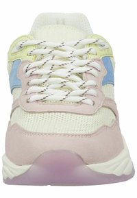 Bunt gefärbter Sneaker mit einem atmungsaktiven Obermaterial aus Mesh, pinken Wildlederakzenten, blauen und grünen Überzügen, weißen Schnürsenkeln und einer transparenten Laufsohle.