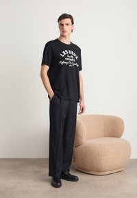 Les Deux BARRY  - Apdrukāts T-krekls - black