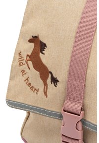 Beige stoffen tas met een bruine geborduurde paard en de tekst "wild at heart." Voorzien van een roze schouderband en grijze accentstiksels.