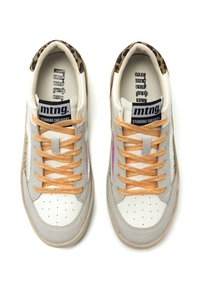 Zapatillas con un parte superior de ante beige y gris, cordones naranjas, tacón de estampado de leopardo y acentos iridiscentes. Presenta una puntera perforada y suela de goma.