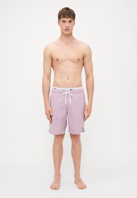 Costume de baie violet deschis, cu un cordon alb, talie elastică și buzunare laterale, realizat dintr-un material care absoarbe umezeala.