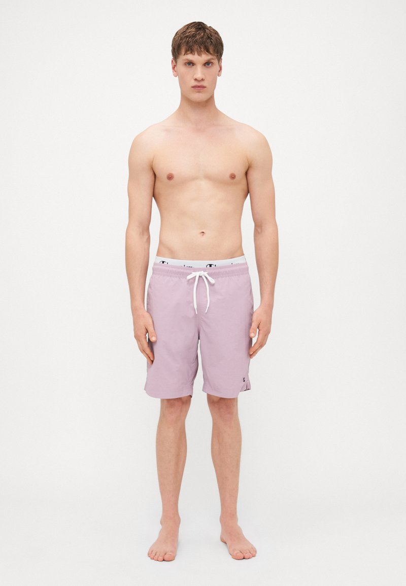 Costume de baie violet deschis, cu un cordon alb, talie elastică și buzunare laterale, realizat dintr-un material care absoarbe umezeala.