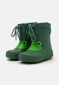 Zöld gumicsizmák béka arc mintával, texturált talppal, állítható zöld fűzőkkel és puha párnázott gallérral.