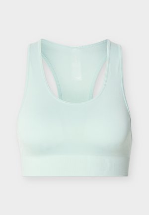 Sujetador deportivo azul claro sin costuras con diseño de espalda cruzada y banda elástica ancha en la parte inferior, mostrado sobre un fondo liso.