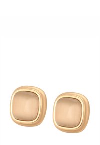 Et par firkantede beige stene stud øreringe med glatte rammer i guldfarvet metal på en hvid baggrund.