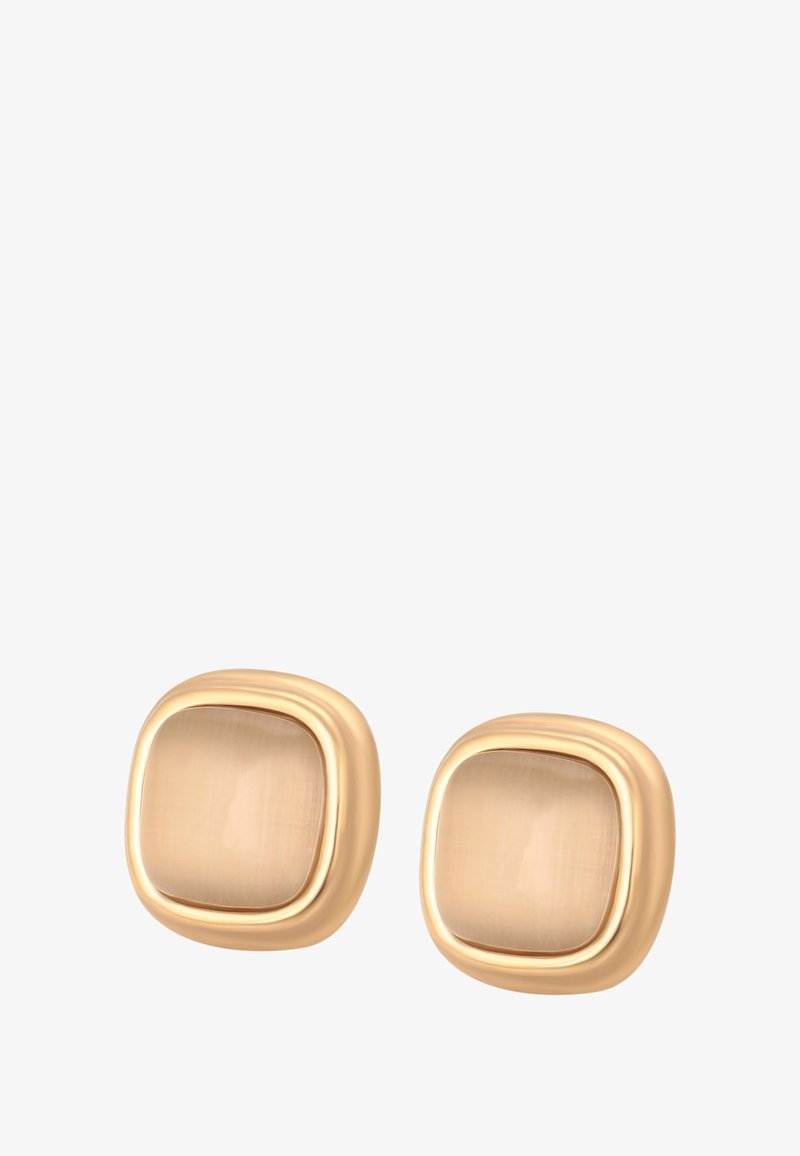 Et par firkantede beige stene stud øreringe med glatte rammer i guldfarvet metal på en hvid baggrund.
