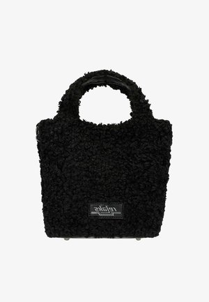 Handtas met zwarte, bontachtige textuur, korte afgeronde handvatten, rechthoekige vorm en een logo patch aan de voorkant. Voorzien van metalen pootjes aan de onderkant.