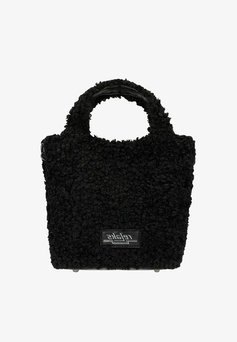 Černá kabelka s texturou srsti, krátkými zaoblenými držadly, obdélníkového tvaru a s logem na přední straně. Na spodní části jsou kovové nožičky.