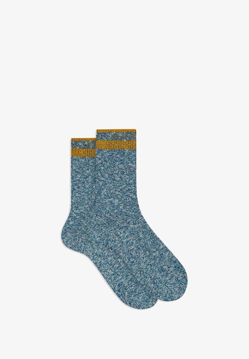 Calze a maglia blu con un motivo testurizzato, caratterizzate da un polsino a strisce dorate. Progettate per comfort e calore.