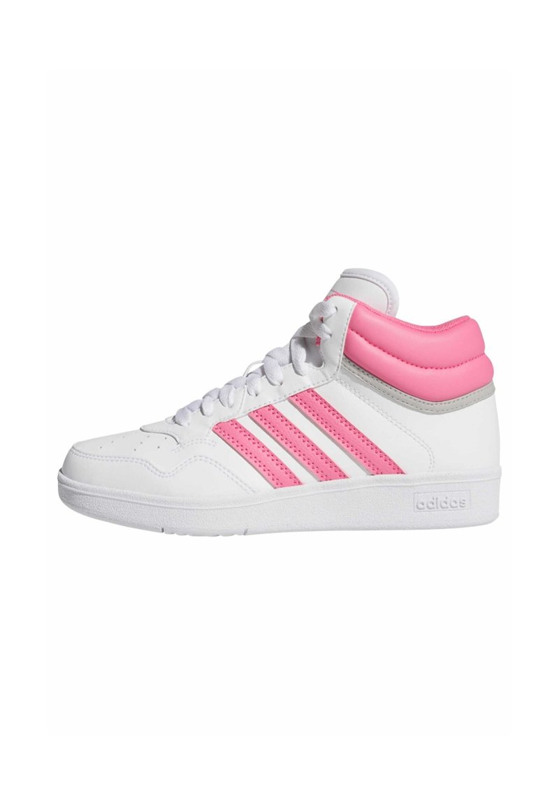 Sneaker alta bianca con strisce rosa e colletto imbottito, allacciata, su uno sfondo bianco semplice.