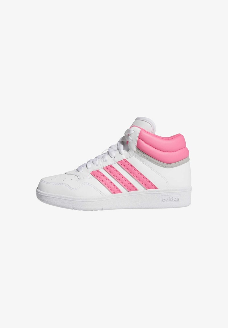 Sneaker alta bianca con strisce rosa e colletto imbottito, allacciata, su uno sfondo bianco semplice.