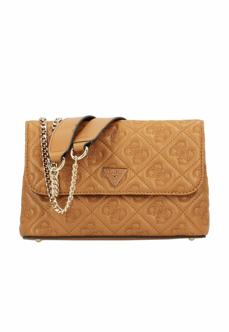 Beige gesteppte Handtasche mit goldener Kette und Ledergriff, vorne mit einem geprägten Logo und einem dreieckigen Markenzeichen versehen.