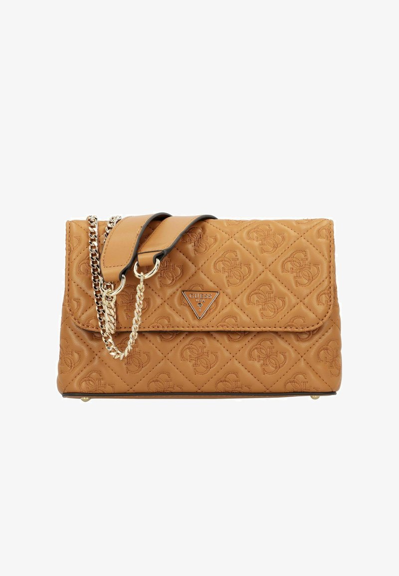 Beige gesteppte Handtasche mit goldener Kette und Ledergriff, vorne mit einem geprägten Logo und einem dreieckigen Markenzeichen versehen.
