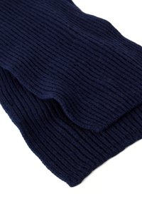 Sciarpa lavorata a maglia di un blu navy scuro con un motivo a coste testurizzato, caratterizzata da bordi ondulati. Il materiale sembra morbido e caldo.