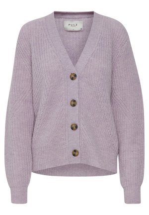 Lillā adīta kardigāna ar V veida kakla izgriezumu, kurā ir pieci brūni pogas, ribotas piedurknes un nedaudz saīsināts apakšmalas dizains. Strukturēta, ērta auduma.