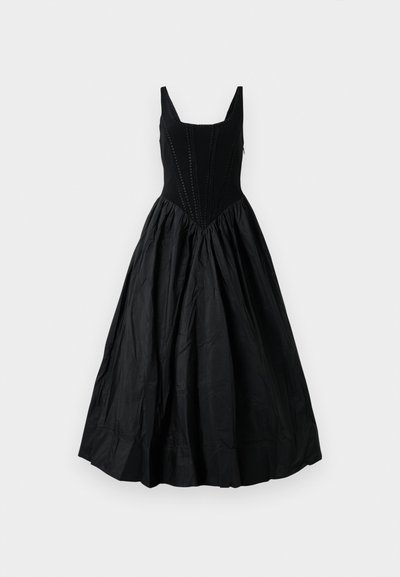 Čierne šaty s priliehavou vrchnou časťou a plnou sukňou. Obsahujú okrúhly výstrih, textúrované šitie a zips na chrbte.