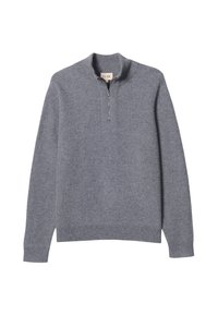 Grauer Langarm-Strickpullover mit halbem Reißverschluss am Kragen, Rippenbündchen an Ärmeln und Saum, flach auf weißem Hintergrund ausgelegt.