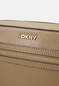 DKNY BRYANT AVE CAMERA BAG - Axelremsväska - taupe