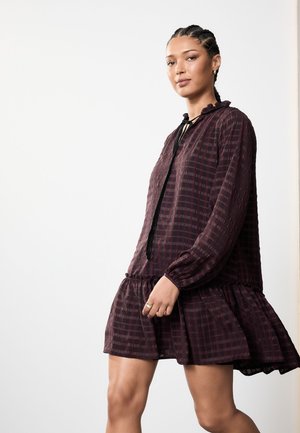 TALL FIT - TIE FRONT TIERED LONG SLEEVE MINI - Dnevna obleka - burgundy check