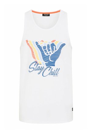 Biela tielko s modrou grafikou rukového signálu a pozadím s farebnými pruhmi. Text "Stay Chill" v modrej farbe, vo voľnom strihu.