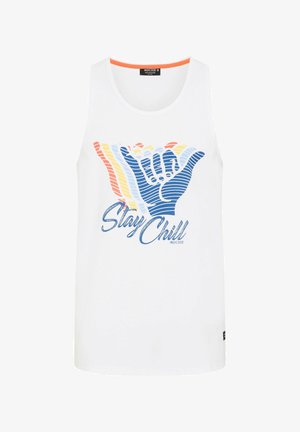 Hvid tanktop med en blå grafik af et håndsignal og en flerfarvet stribet baggrund. "Stay Chill"-tekst i blå, afslappet pasform.