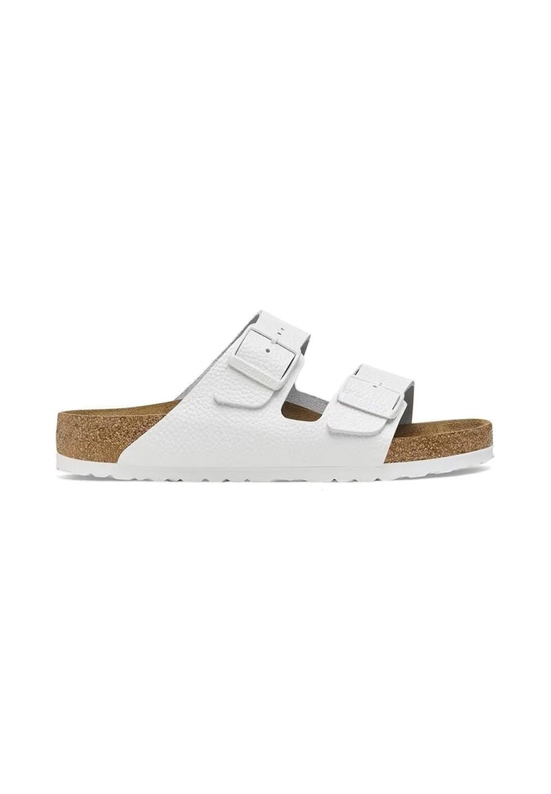Sandales à glissière blanches à deux boucles avec un dessus en synthétique texturé, un pied de liège et une semelle extérieure en caoutchouc blanc. Design minimaliste avec des straps ajustables.