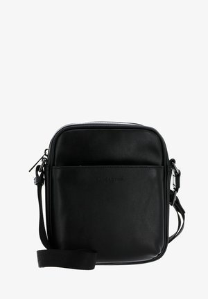 Borsa a tracolla nera in pelle con texture liscia, forma rettangolare, chiusura con zip e tasca frontale con logo. Incluso un cinturino regolabile.