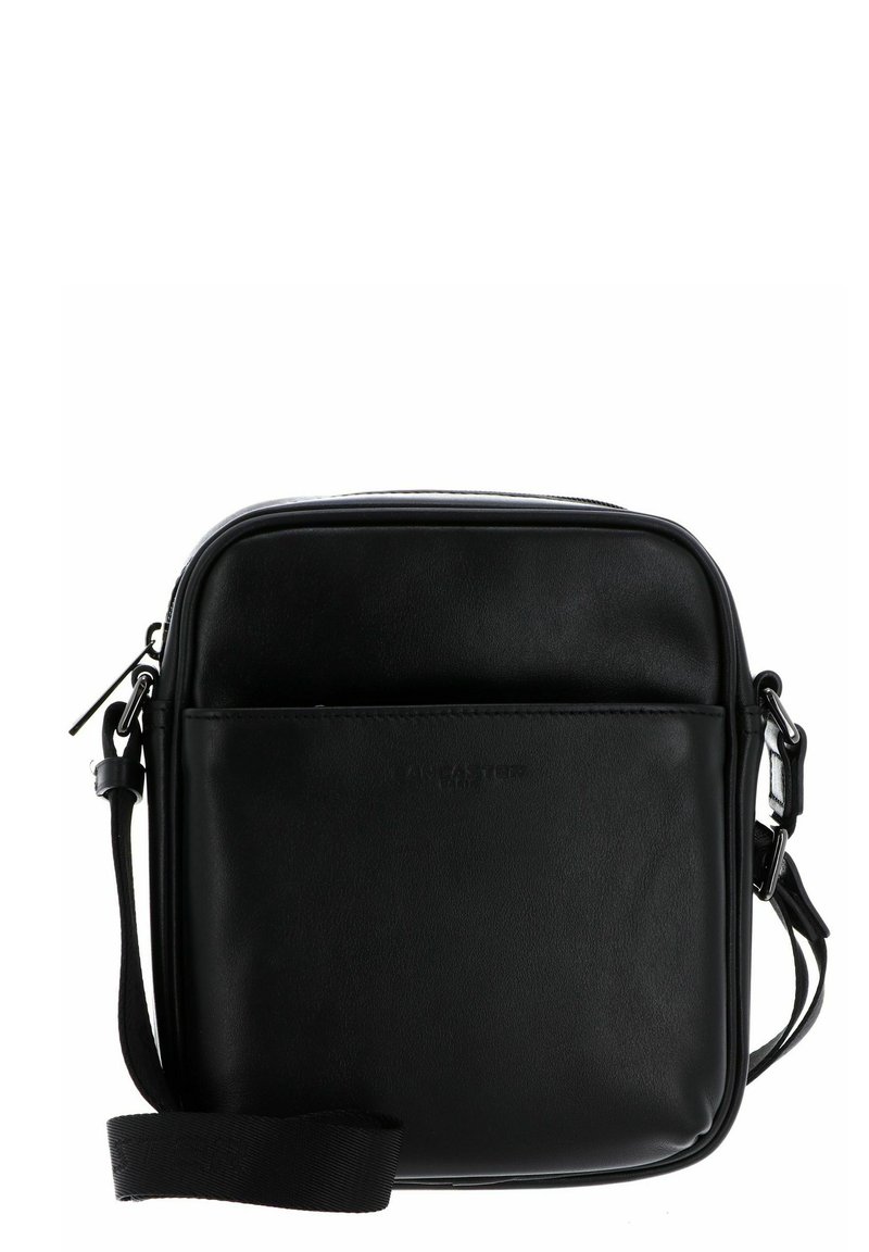 Borsa a tracolla nera in pelle con texture liscia, forma rettangolare, chiusura con zip e tasca frontale con logo. Incluso un cinturino regolabile.