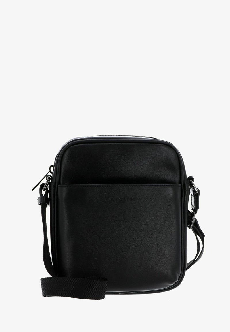 Borsa a tracolla nera in pelle con texture liscia, forma rettangolare, chiusura con zip e tasca frontale con logo. Incluso un cinturino regolabile.