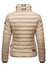 Beige pufferjakke med vandret quiltet design, høj krave og tonet hardware. Har elastiske manchetter og et logo-patch på venstre ærme.