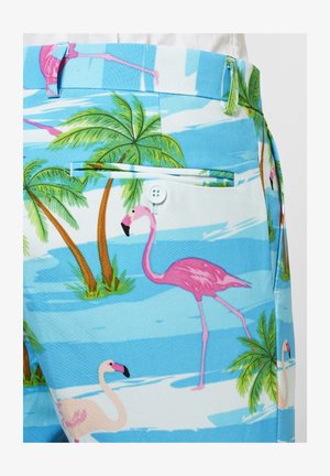 Lyseblå shorts med et tropisk mønster, der har pink flamingoer og grønne palmer. Inkluderer en baglomme med knaplukning.