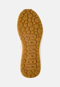 Sole delle scarpe Camper con un design in gomma caratterizzato da motivi circolari e testurizzati, logo "CAMPER" in evidenza e taglia "42" impressa.