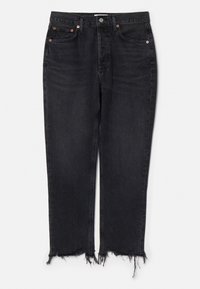 Jeans de mezclilla negra con corte recto, que presentan un dobladillo sin acabados y botones y remaches en tono cobre. Diseño estándar de cinco bolsillos.