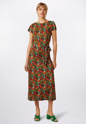 Florales Kleid mit figurbetontem Oberteil, kurzen Ärmeln und gebundener Taille, in lebendigen Rot-, Grün- und Blautönen auf dunklem Hintergrund.