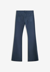 Fellibővített sötétkék farmernadrág sima denim textúrával, két hátsó zsebbel és varrott részletezéssel az illesztéseknél.