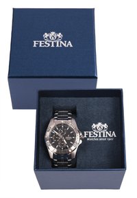 Reloj de acero inoxidable plateado con esfera negra dentro de una caja de regalo azul. Presenta un bisel audaz, subesferas de cronógrafo y pulsera metálica.