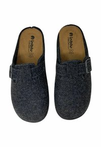 Zoccoli grigi con una superficie liscia, design senza schienale e dettaglio decorativo con fibbia sul lato. Soletta imbottita per il massimo comfort.