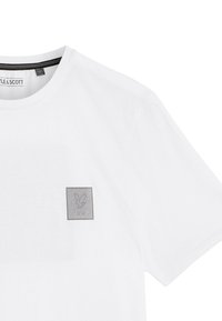 Hvid bomulds t-shirt med et gråt rektangulært logo-patch med et fugledesign på venstre bryst, korte ærmer og en klassisk rund hals.
