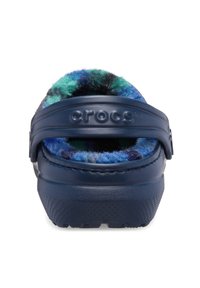 Marineblauwe Crocs met een fuzzy, multikleurige voering in teal, groen en zwart. Voorzien van een achterkantband en een gestructureerde zool voor grip.