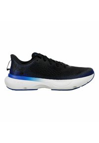 Zapatilla deportiva negra con una parte superior texturizada, acentos en degradado azul en la entresuela y suela blanca. Presenta un diseño con cordones y una pestaña de agarre.