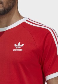 adidas Originals STRIPES TEE UNISEX - Marškinėliai su spaudiniu - red