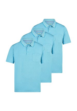 Trois polos bleu clair à manches courtes avec col et poches avant, disposés en chevauchement décalé.