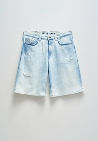 Pantalones cortos de mezclilla azul claro con un ajuste relajado, que presentan detalles desgastados, cinco bolsillos y un cierre de botón con una banda de cintura de marca.