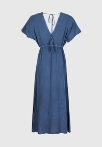 Robe maxi en denim, décolleté en V profond, manches courtes évasées, taille cintrée avec un lien décoratif, fentes latérales, tissu texturé, couleur bleu riche.