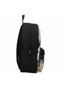 Sac à dos en tissu noir avec un imprimé graphique représentant Pikachu. Le design comprend une fermeture éclair et une poche latérale. Construction robuste.