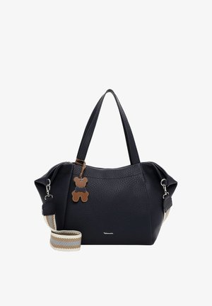 Borsa nera texturizzata con due manici, tracolla beige a strisce staccabile e portachiavi con charm a forma di orsetto marrone.