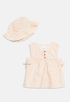 Haut sans manches pour tout-petit et chapeau de soleil à large bord assorti, avec un petit motif floral rose et bleu sur fond crème.